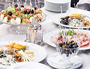 disposable serving trays with lids